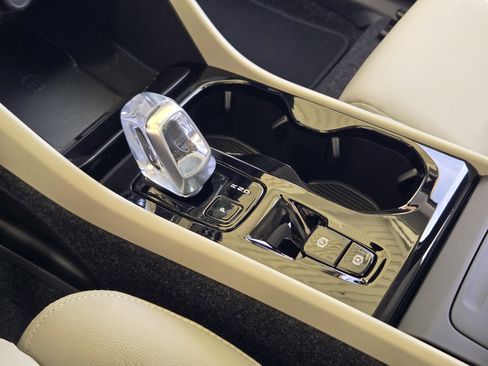 New 2026 Volvo XC40 B5 Plus w/ Protection Package Premier image 23