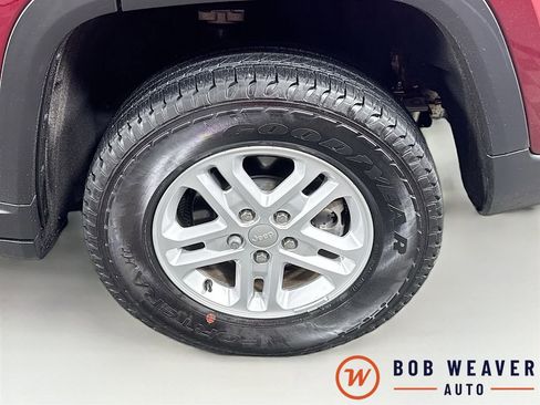 Used 2023 Jeep Grand Cherokee Laredo AWD/4WD image 36