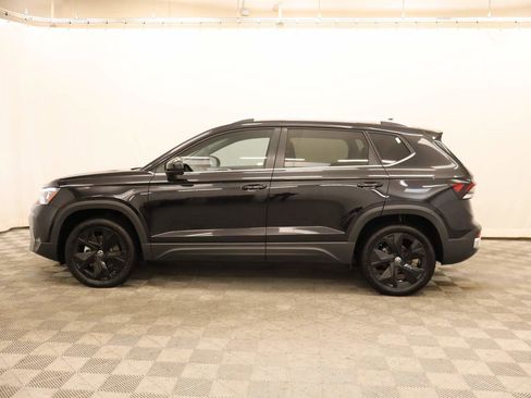 Certified 2025 Volkswagen Taos SE w/ Panoramic Sunroof Package image 2