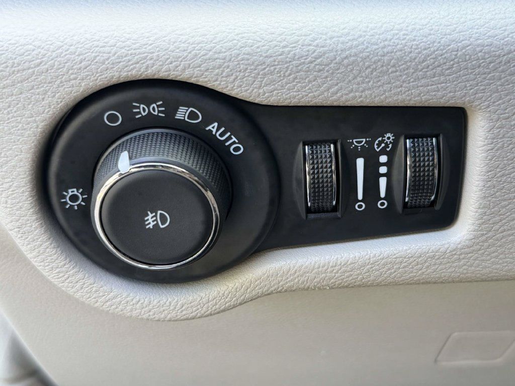 Used 2024 Chrysler Pacifica Touring-L FWD image 24