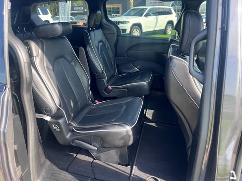 Used 2022 Chrysler Pacifica Limited w/ S Appearance Package FWD image 12