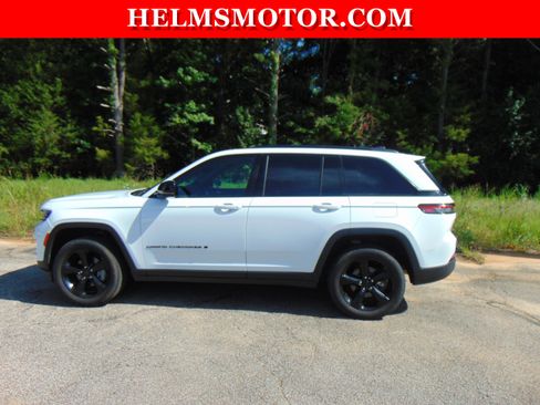 Used 2024 Jeep Grand Cherokee Limited w/ Black Appearance Package AWD/4WD image 2