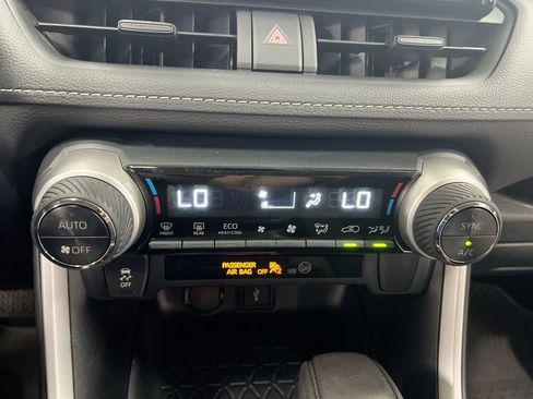 Used 2021 Toyota RAV4 LE AWD/4WD image 16