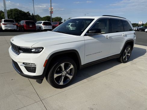 Used 2024 Jeep Grand Cherokee Limited w/ Trailer Tow Package AWD/4WD image 4