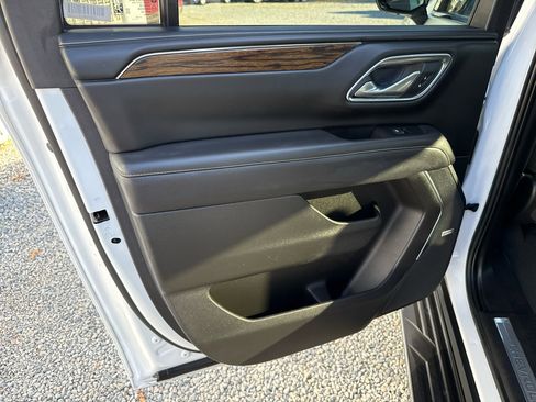 Used 2023 Chevrolet Suburban Premier image 18