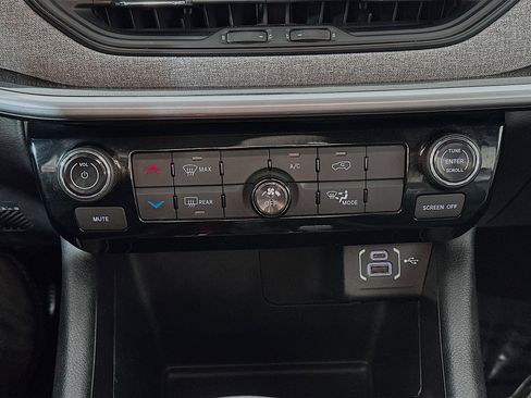 Used 2024 Jeep Compass Latitude image 15