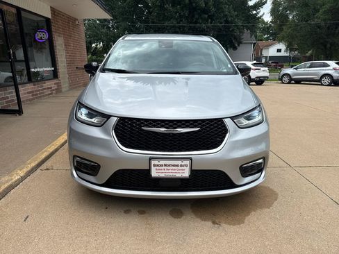 Used 2024 Chrysler Pacifica Touring-L FWD image 30