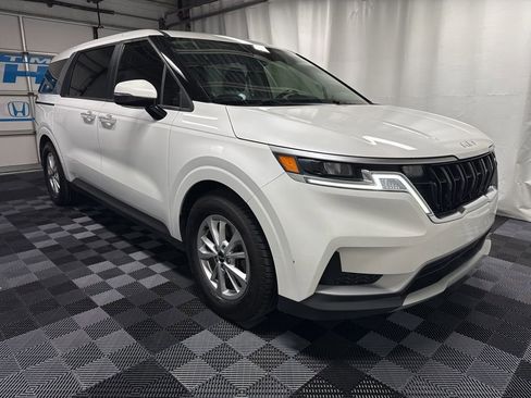 Used 2022 Kia Carnival LX image 3