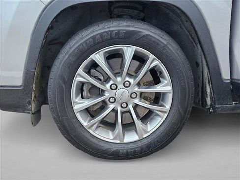 Used 2020 Jeep Cherokee Latitude Plus image 14