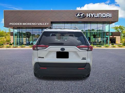 Used 2021 Toyota RAV4 XLE Premium image 4