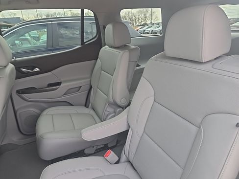 Used 2023 GMC Acadia SLT w/ Preferred Package image 4