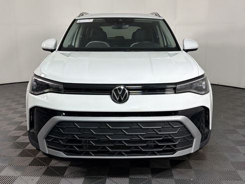 Used 2025 Volkswagen Taos SE w/ Panoramic Sunroof Package FWD image 5