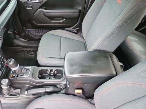 Used 2024 Jeep Gladiator Rubicon w/ Technology Group image 25