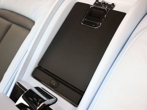 Certified 2025 Rolls-Royce Cullinan Black Badge AWD/4WD image 40