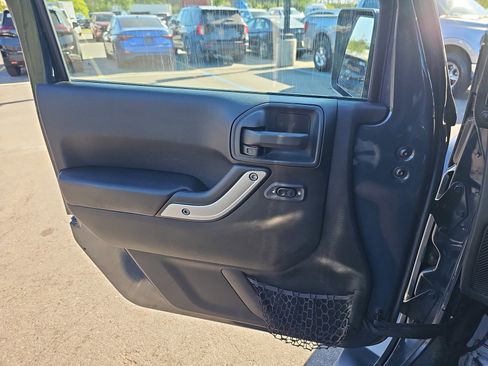 Used 2017 Jeep Wrangler Unlimited Sahara w/ Connectivity Group AWD/4WD image 28