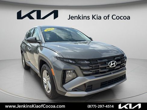 Used 2025 Hyundai Tucson SE FWD image 2