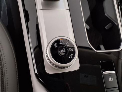 Used 2025 Mitsubishi Outlander SE image 23