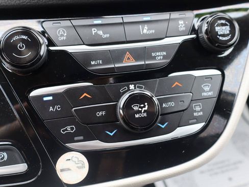 Used 2023 Chrysler Pacifica Touring-L FWD image 19