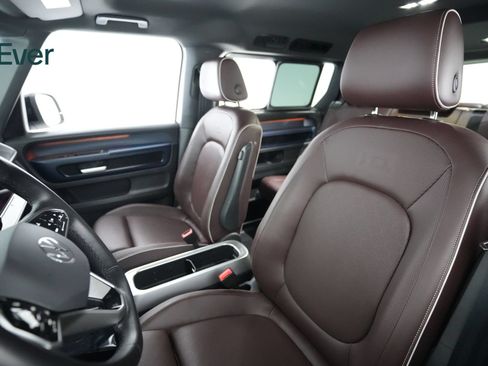 Used 2025 Volkswagen ID. Buzz Pro S RWD image 4