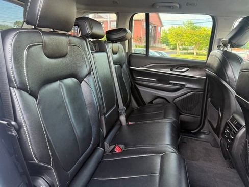 Used 2023 Jeep Grand Cherokee Limited w/ Black Appearance Package AWD/4WD image 24
