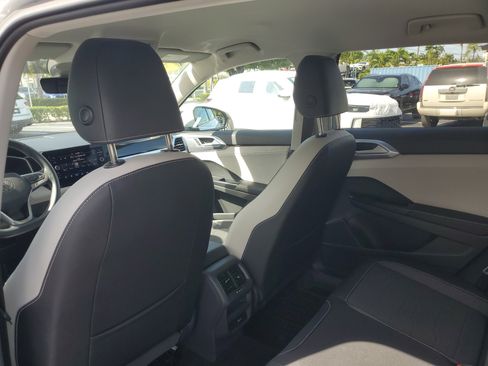 Used 2025 Volkswagen Taos SE image 17