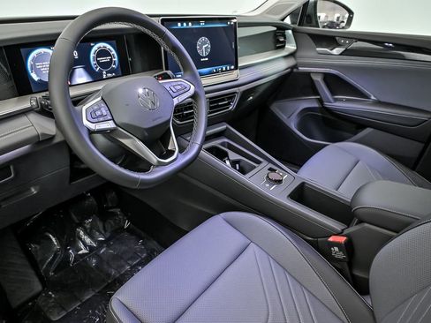 Certified 2025 Volkswagen Tiguan SE w/ Panoramic Sunroof Package AWD/4WD image 6