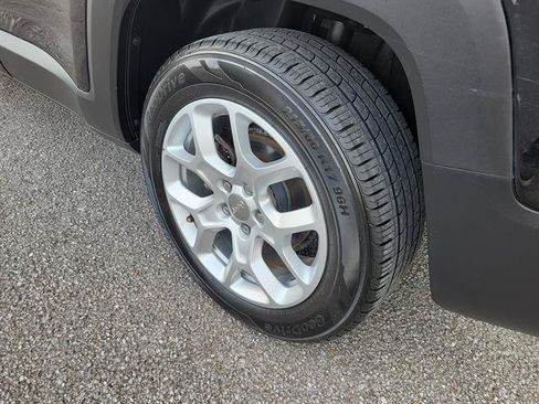 Used 2018 Jeep Renegade Latitude w/ Cold Weather Group FWD image 26