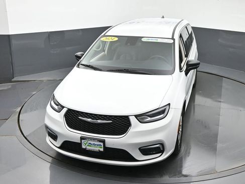 Used 2024 Chrysler Pacifica Touring-L image 26