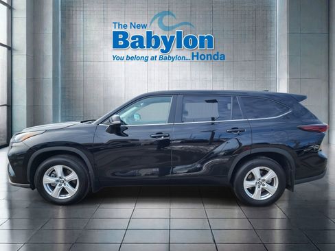 Used 2024 Toyota Highlander LE AWD/4WD image 2