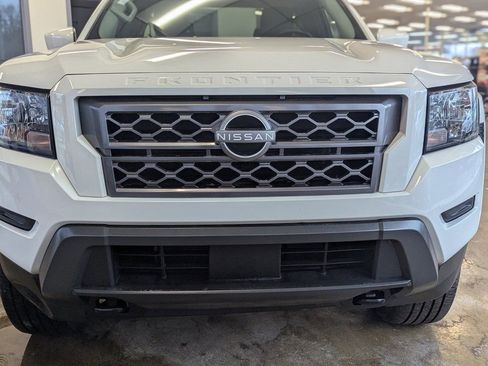 Used 2024 Nissan Frontier SV w/ Technology Package image 8