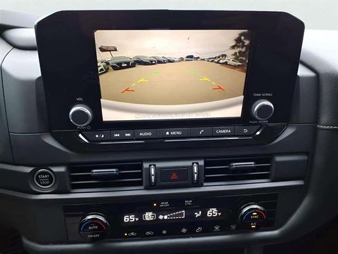 Used 2024 Nissan Pathfinder S image 15