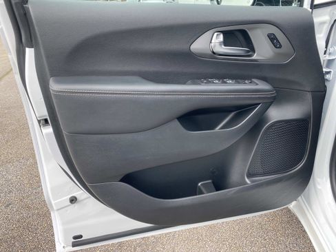 Certified 2025 Chrysler Pacifica Select FWD image 19