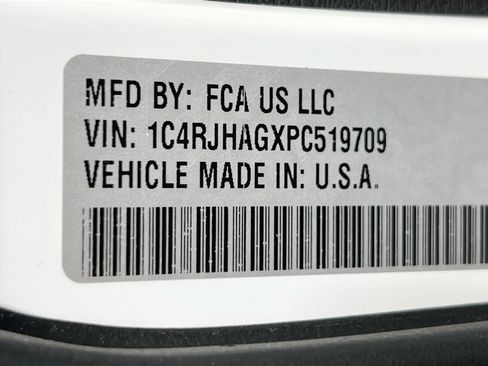 Used 2023 Jeep Grand Cherokee Altitude image 31