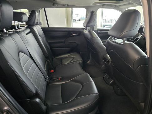 Used 2024 Toyota Highlander XLE AWD/4WD image 43