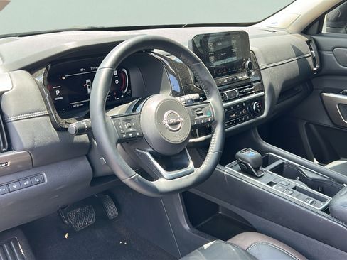 Used 2025 Nissan Pathfinder Platinum FWD image 14