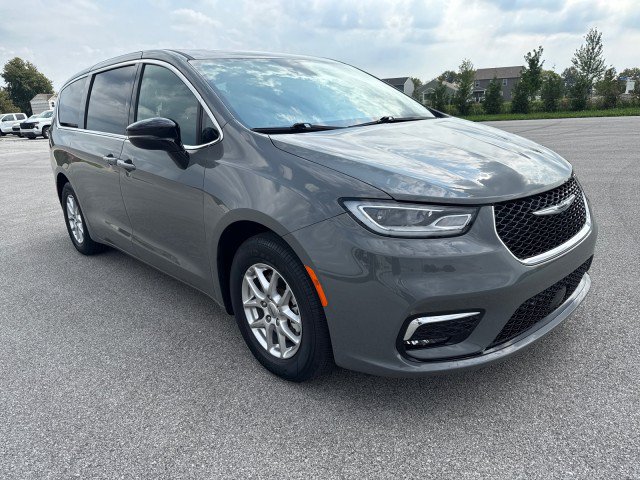 Used 2025 Chrysler Pacifica Select FWD image 1