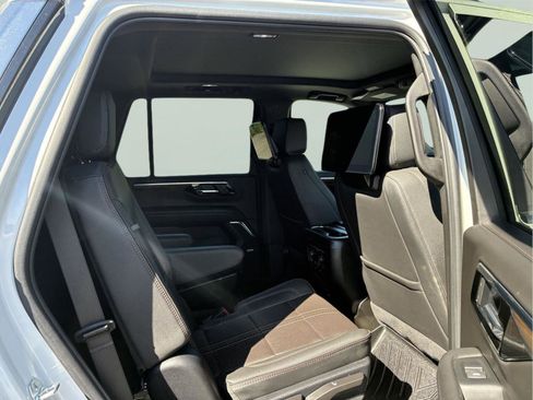 Used 2025 Chevrolet Tahoe High Country AWD/4WD image 13