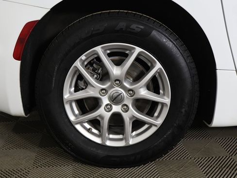 Used 2024 Chrysler Pacifica Touring-L image 22