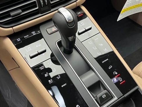 Certified 2025 Porsche Macan image 15