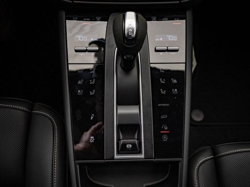 New 2026 Porsche Macan Turbo image 39