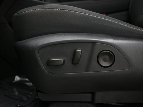 Used 2025 Chevrolet Traverse LT w/ Driver Confidence Package FWD image 17