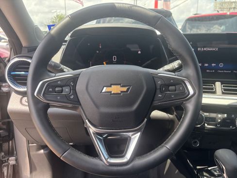 Used 2025 Chevrolet Trax LT w/ LT Convenience Package FWD image 27