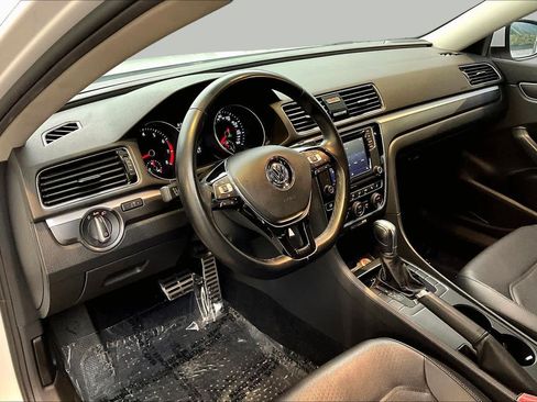Used 2018 Volkswagen Passat 2.0T R-Line FWD image 16