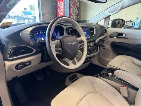 Used 2019 Chrysler Pacifica Limited w/ Advanced Safetytec Group FWD image 34