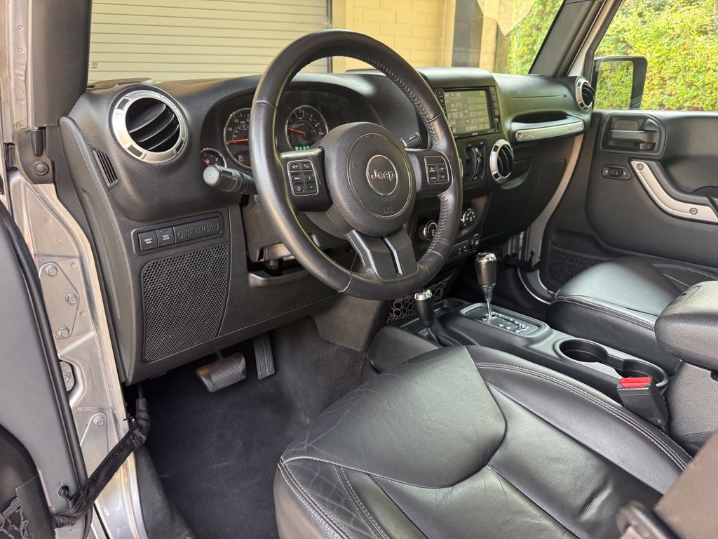 Used 2017 Jeep Wrangler Unlimited Rubicon w/ Connectivity Group AWD/4WD image 12
