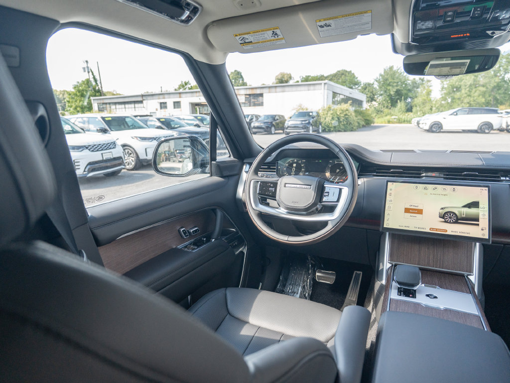 New 2026 Land Rover Range Rover Long Wheelbase SE AWD/4WD image 17