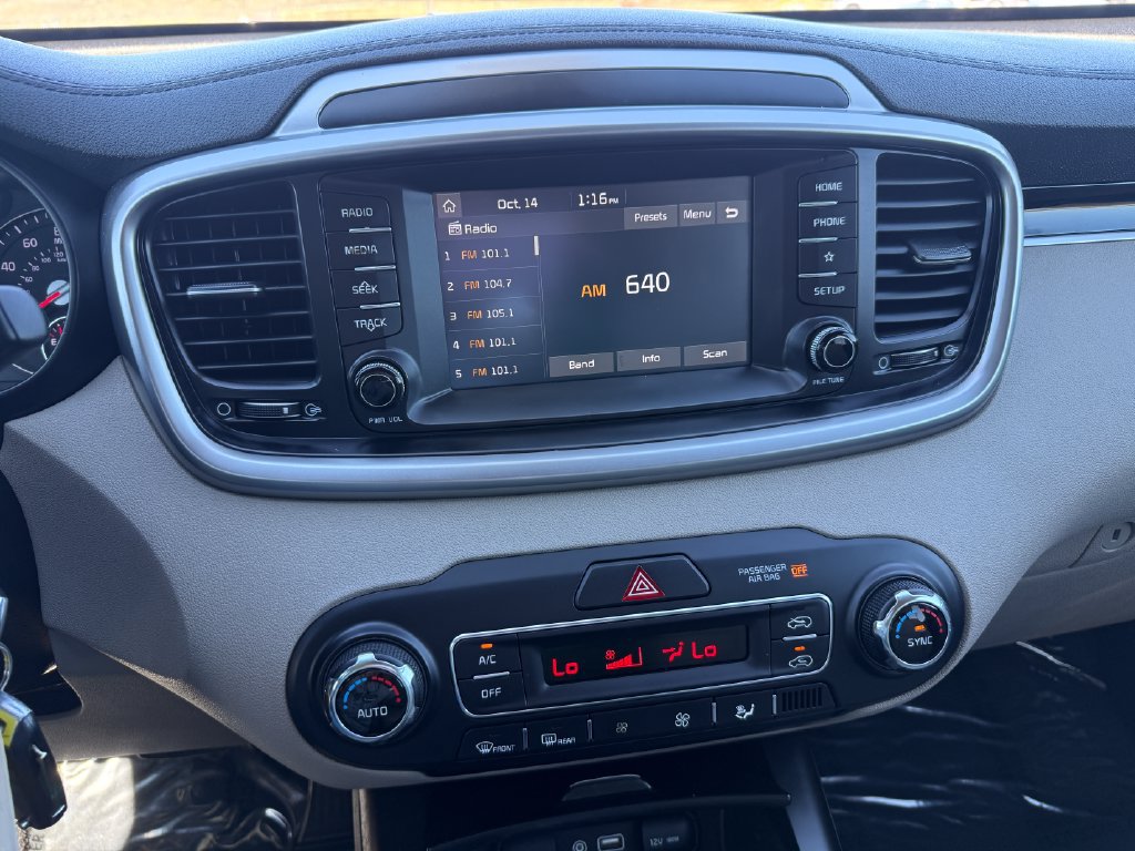 Used 2019 Kia Sorento FWD V6 image 16