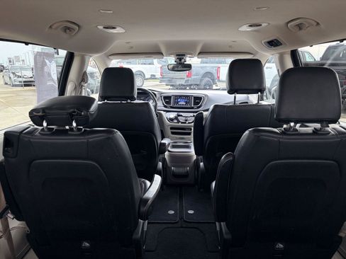 Used 2020 Chrysler Pacifica Touring-L FWD image 27