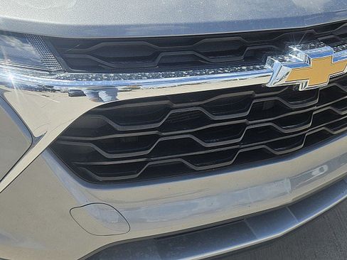 Used 2025 Chevrolet Trax LT FWD image 3