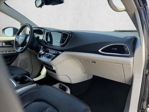 Used 2023 Chrysler Pacifica Touring-L FWD image 12